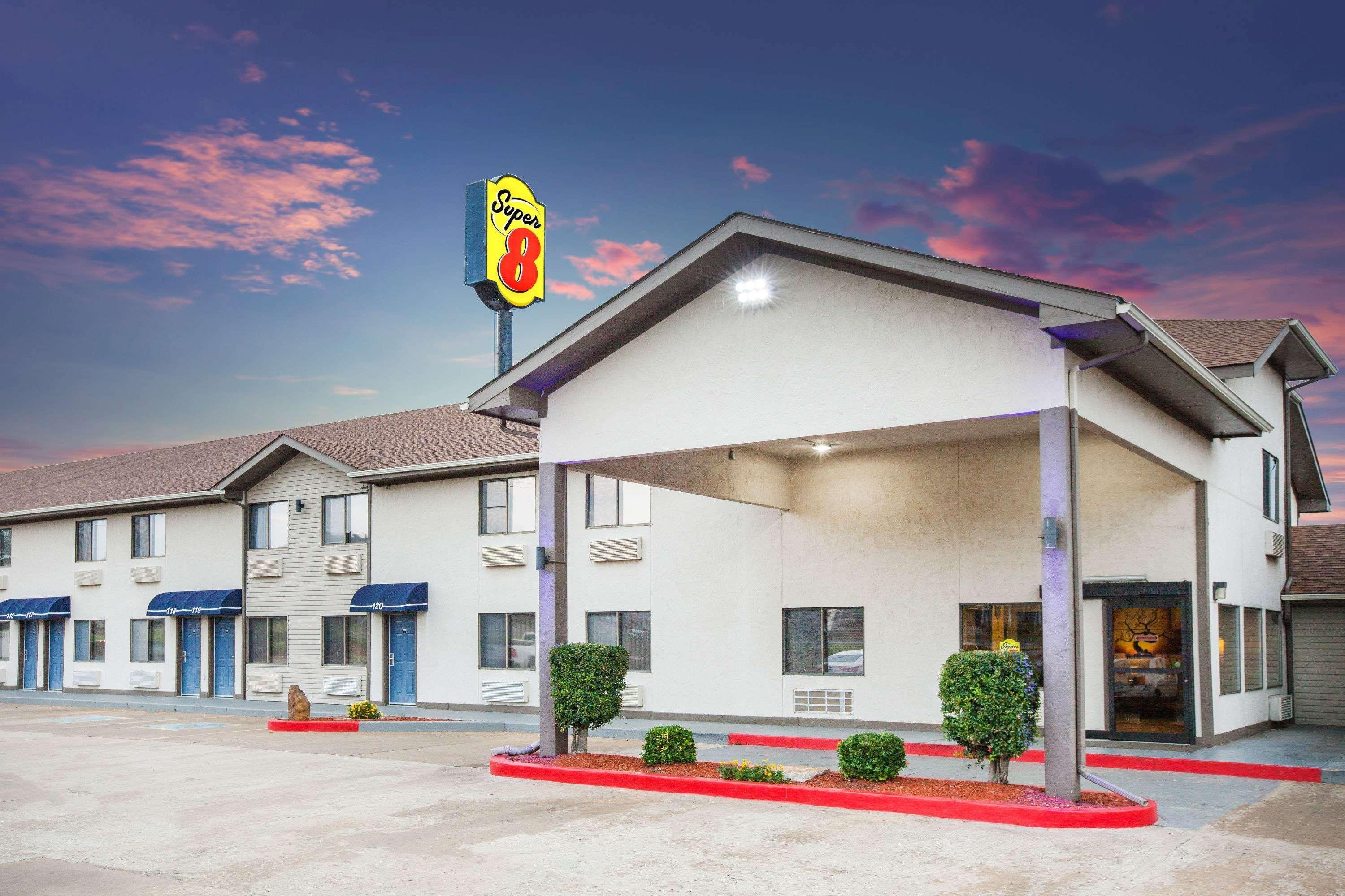 Super 8 By Wyndham Van Buren/Ft. Smith Area Exterior photo